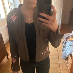 Blommig jacka  - Vårig jacka med fina blommiga detaljer, super fin till jeans eller kjol