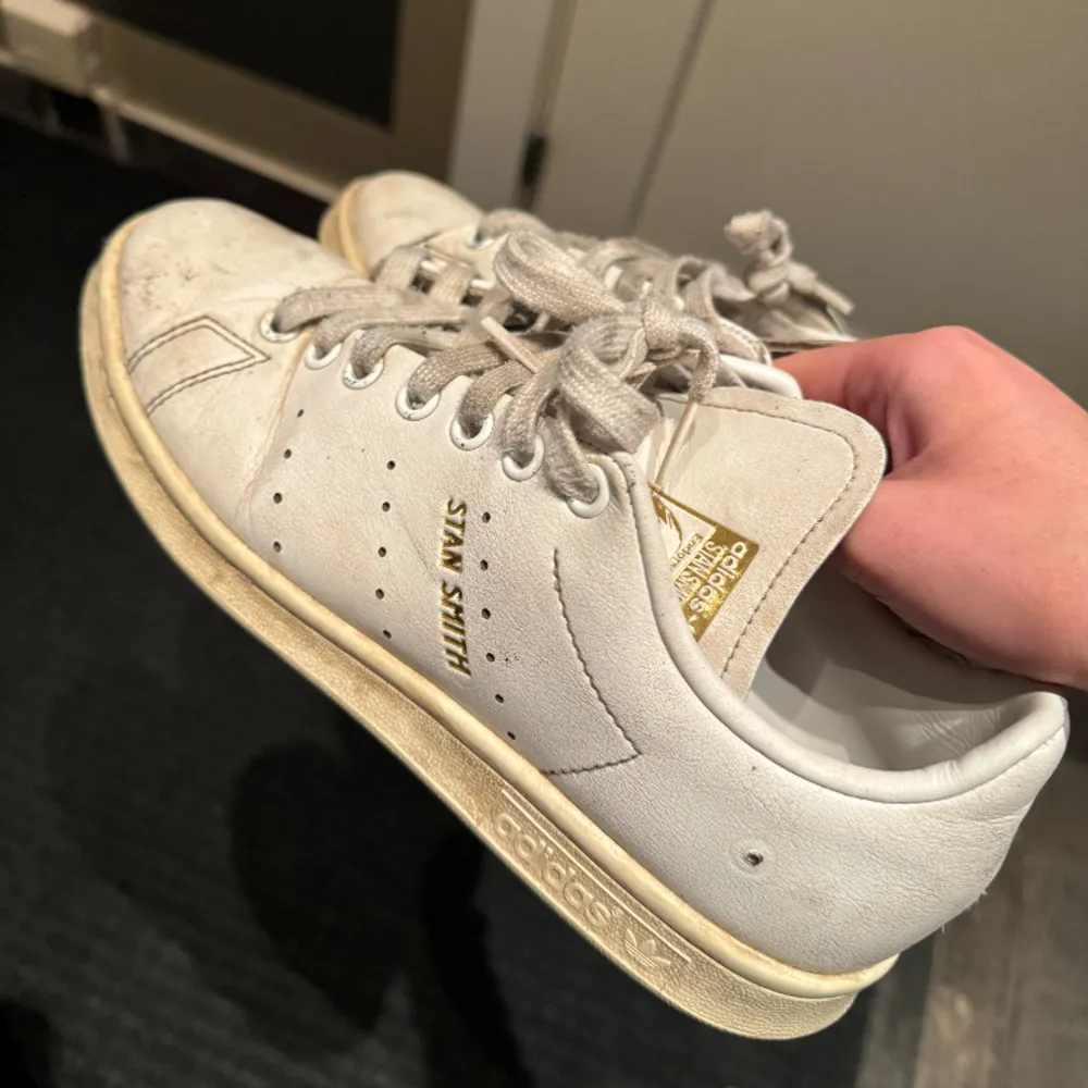 Stan Smith skor strl 38 2/3💗  använt skick och ett litet hål under skon (bild 2) men funkar fortfarande att använda . Skor.