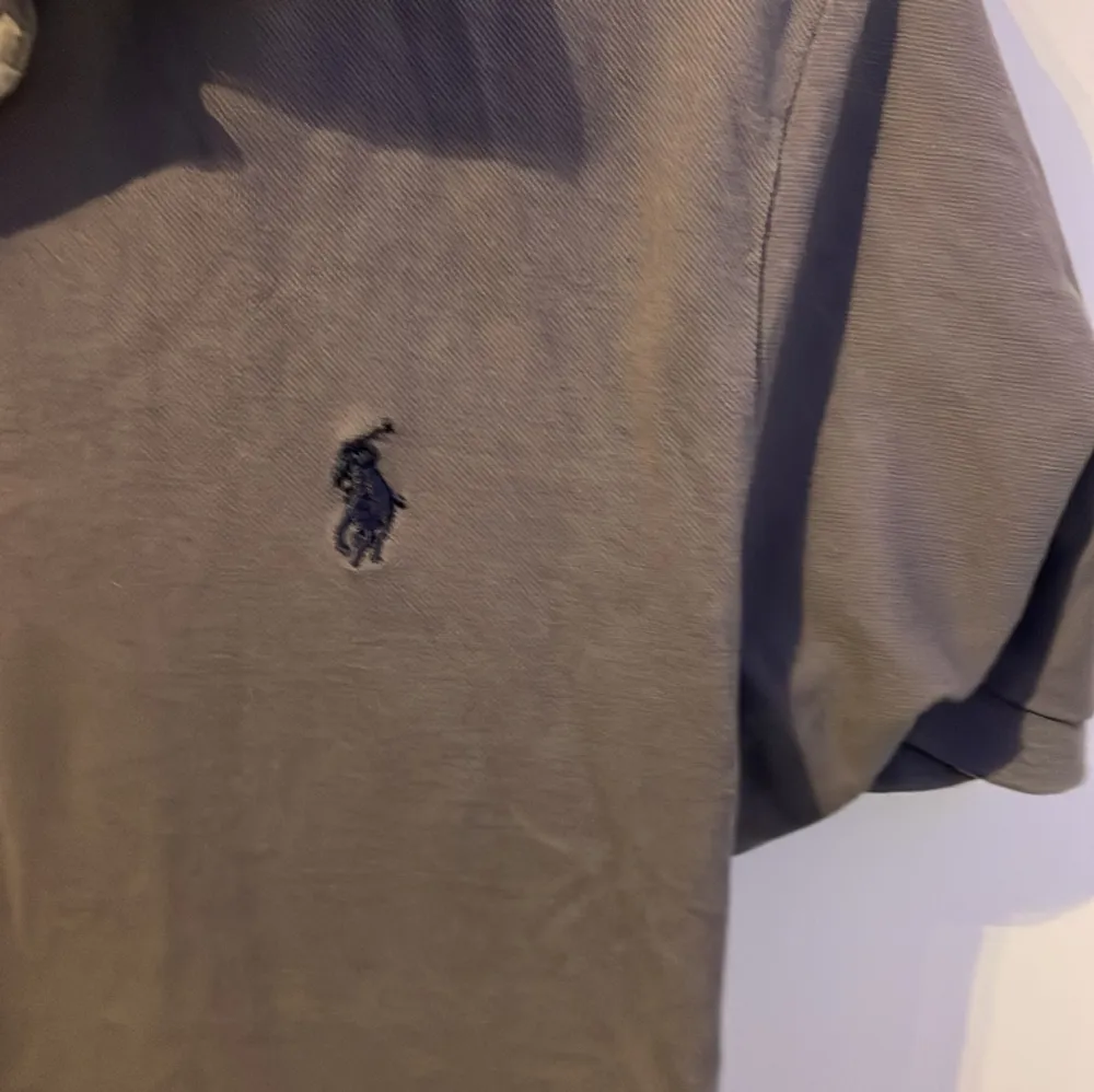 hej! säljer en ralph lauren tröja i storlek S. köpt för 1399 i butik. Den har används en fel men har inga defekter! . Tröjor & Koftor.