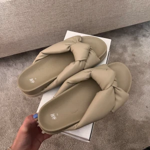 tofflor - Supergulliga tofflor från hm i str 36 som inte säljs längre! Endast använda en gång o köpta i somras. Perfekt till stranden o till sommaren🥰 (de svarta i sulan är bara något smuts som jag självklart tar bort innan)