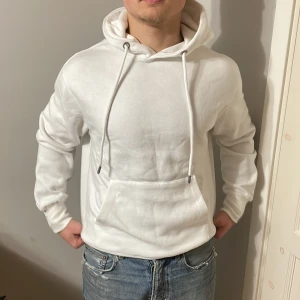 Vit hoodie - Som ny knappt använd 