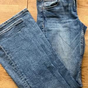 Jeans med låg midja och lätt utställda ben från Gina Tricot i storlek 164. Mycket bra skick, endast använda ett fåtal gånger. 