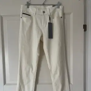 Calvin Klein skinny mid Rise byxor, aldrig använd, nypris 900, strl W28 L32, skulle nog säga att den passar folk som bär S