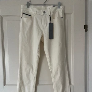 Calvin Klein vita byxor - Calvin Klein skinny mid Rise byxor, aldrig använd, nypris 900, strl W28 L32, skulle nog säga att den passar folk som bär S