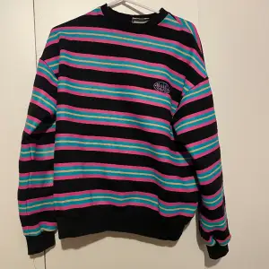 Färgglad fin sweatshirt från junkyard! Köpt här på Plick, jag har aldrig använt den, endast provad men passade inte mig Bra skick!