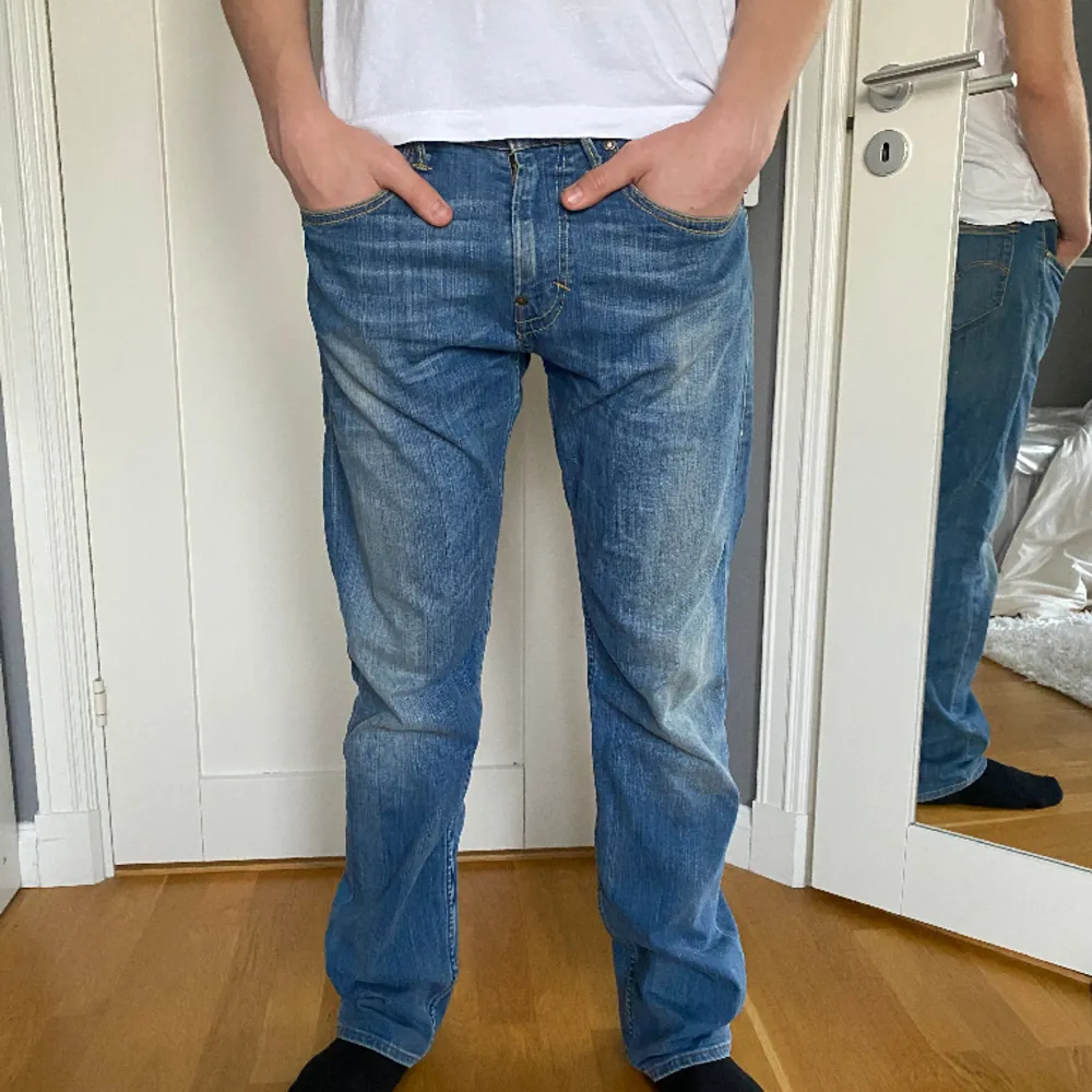 Snygga jeans med straight passform. Skick 9/10. Storleken är oklar men modellen på bilden är 185 cm. Hör gärna av er vid fler frågor!. Jeans & Byxor.