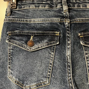 Jeans med bakfickor  - Sälj dom här snygga byxorna från Pull & Bear, aldrig andvända då dom tyvärr var försmå och jag hann aldrig skicka tillbaka dom!  Jenssen är i storlek 38 men väldigt snygga fickor på rumpan. 
