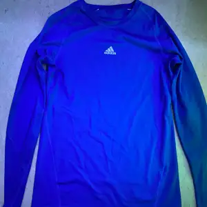Blå Adidas compression t-shirt, storlek M, väldigt bra kvalitet och oanvänd