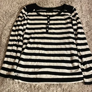  långärmad tröja  -  vit svart randig tröja bra skick och  typ oanvänd