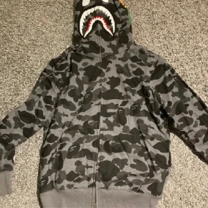 Bape hoodie  - Säljer min gråa bape. Den är i bra skick och passar någon som är S även M