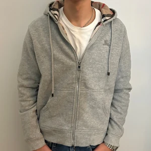 *Bra deal* Burberry zip - En fet burberry zip använd ett fåtal gånger i storlek M. Säljer nu denna burberry zipen pga att den inte passade vad jag brukar bära. Skick 10/10 kom dm för fler bilder och pris diskussion! Snabbt svar!