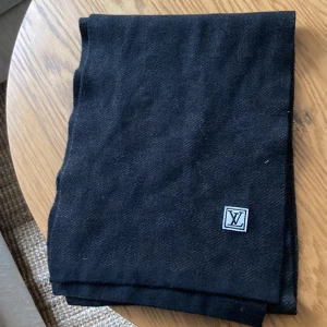 Lv shal - Hej! Säljer en svart Lv sjal, aldrig använd o därför säljs den, om man köper med mössan får man båda för endast 350kr! Om ni e intresserad av det kan ni kolla min andra annons som jag la upp innan denna, hör av er för frågor eller fler bilder💛