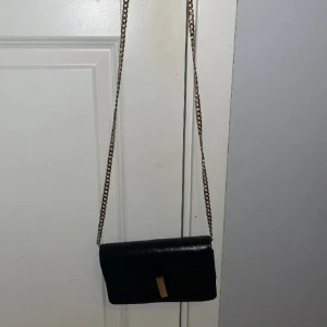 En svart väska - Säljer en svart väska, aldrig använd🩷