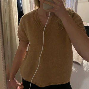 Stickad väst - Stickad tröja! Aldrig anvönd