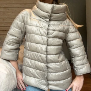 Trekvartsärmad jacka ⭐️ - Trekvartsärmad jacka i nyskick!! Inga defekter eller tecken på användning. Vet inte vilket märke men väldigt lik herno jackorna som trendar just nu🥰passar xs-m men storleken som står i är S! Beige-grå färg 🩷🌷