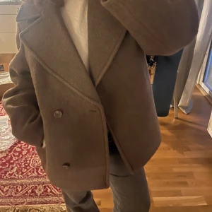 Jättefin ullkappa &other stories - Fint skick, använd ca 3 ggr. 100% ull. Perfekt oversized, jag är 160 cm. Kostar 2000 ny❤️