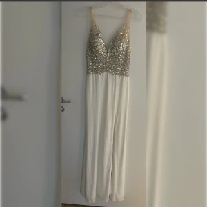 Balklänning  - Använd en gång, som ny! Har en slits vid benet. Tillhörande sjal att slänga över axlarna medföljer. Köpt för 5000kr 