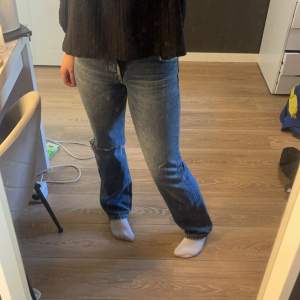 Super snygga lågmidjade jeans. Köpte från zara för 359. Skicket är bra. Skriv ifall ni undrar något. Kan gå ner i pris vid snabb affär.💕💕