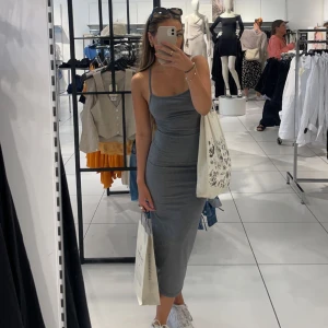 Klänning - Säljer denna fina klänning i storlek xs. Jättefin i ryggen då den är öppen med två korsade band, skriv för bilder eller om ni har några frågor😊