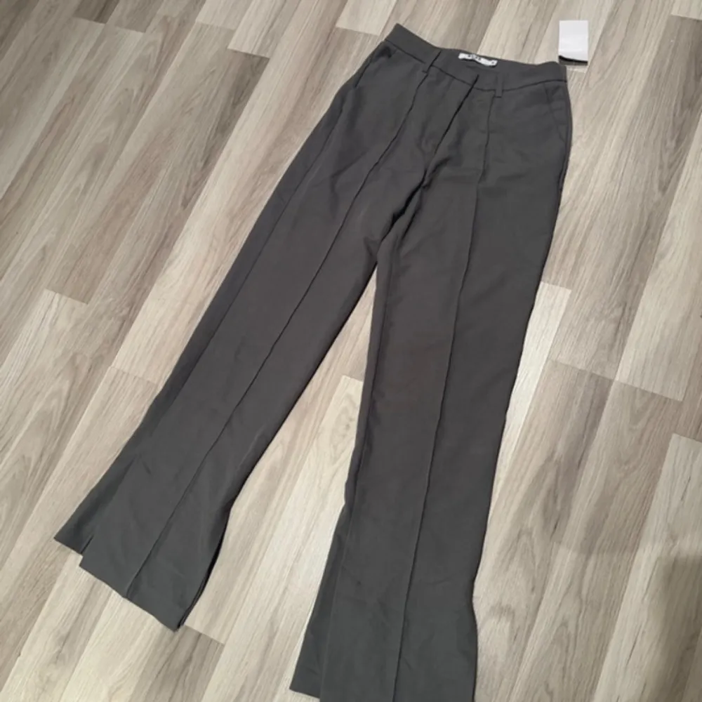 Oanvänd kostymbyxor från nakd i storlek 36. Ordinariepris 399kr just nu.. Farkut & Housut.
