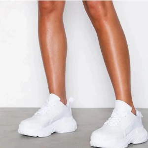 Vita sneakers - Vita sneakers från Nelly i strl 39, endast använt ett fåtal gånger. Perfekta inför våren! ☀️  Nypris 400kr  Kan hämtas i Växjö eller skickas 😊 