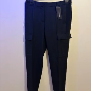 Kostymbyxor med mönster  - Hej, säljer ett par helt nya oanvända jeans med tagg kvar, köpt hos Cambio. Säljer dessa för jag har bytt still och dessa byxor aldrig kom till användning