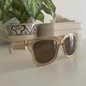 Solglasögon  - Solglasögon perfekt till sommaren. Ena glaset har en liten spricka. Något som inte märks när man har dem på sig.