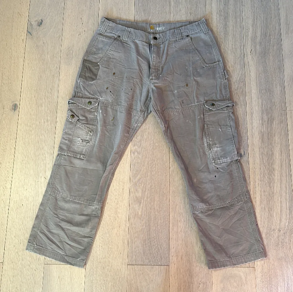 Carhartt cargo pants säljes i storlek 38x30. En del färgstänk som syns på andra bilden samt ett hål på ena fickan som inte har någon inverkan. Fler bilder kan ordnas! Fråga om du har frågor!. Jeans & Byxor.