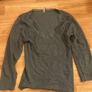Tröja med spets kant - En jätte fin töja som är i storlek xs. Jätte skönt material och sitter väldigt bra, skulle säga att den är kort och armarna är lite längre än trekvarts ärmars. Priset går att diskutera!