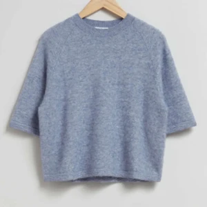 &Otherstories Trekvartsärmad tröja - Säljer min fina tröja från &Otherstories då den inte längre kommer till användning💕Köpt ny för 690kr, och är fortfarande i nyskick🫶