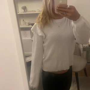 Vila tröja  - Säljer min fina tröja ifrån vero Moda! Säljer för att den inte kommer till användning och använd fåtal gånger❤️