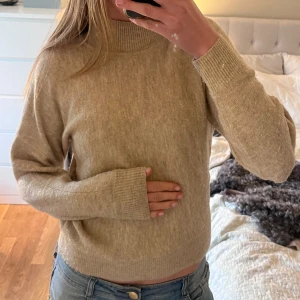 Stickad tröja - Snygg stickad tröja med halvpolo krage från H&M. I superbra skick