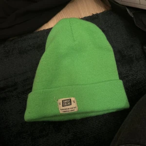 Mössa/skate stil -  plus 15kr i frakt om du vill att jag ska posta med frimärke, annars använder ni plicks egna betal system meddela mej så jag vet innan ni köper.