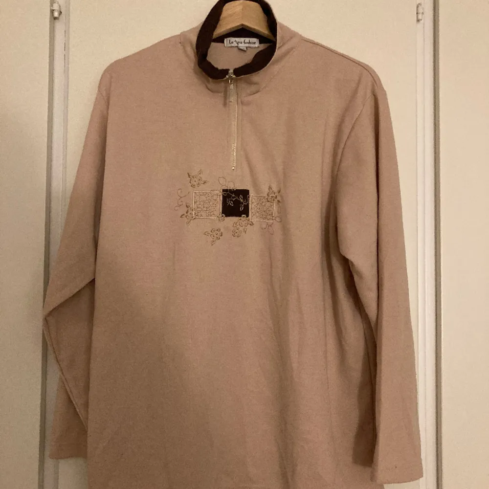 Beige vintage tröja/kofta Det står XL men passar M beroende på passform den är liten i storlek . Tröjor & Koftor.