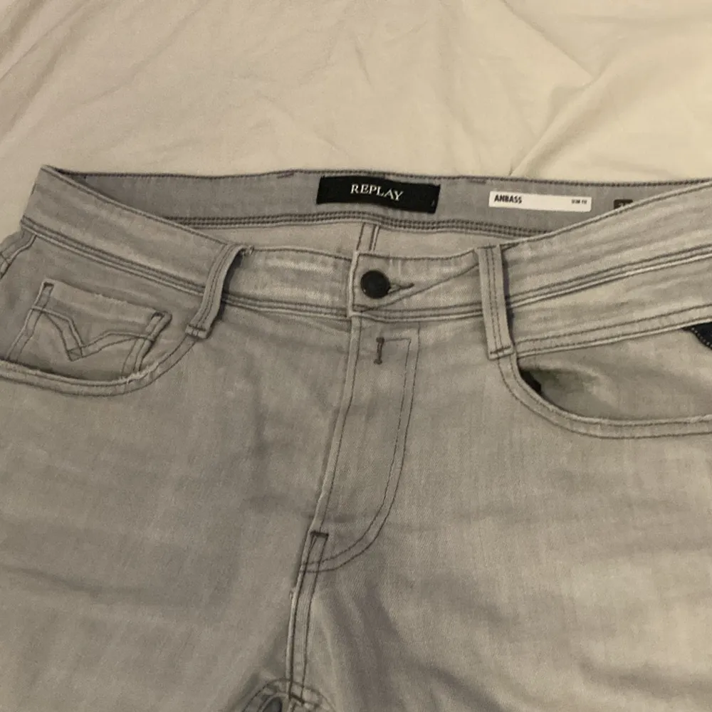 Säljer dessa gråa replay anbass slim fit i storlek 32/32. Säljer pga att de sitter lite för stort på mig. Vid ytligare frågor eller behov av fler bilder är det bara att kontakta.. Jeans & Byxor.