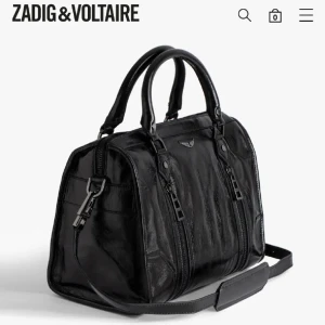 Zadig sunny väska - 🤍Sunny medium vintage patent väska från Zadig!🤍  Köpt sommaren 2023 i Zadigs butik i Thessaloniki, Grekland, för 545 euro. Kvitto finns.   Den har tyvärr bara blivit stående i garderoben och därför säljer jag den! Skickar gärna fler bilder 🤍 