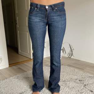 Super snygga jeans från levis som har varit mina favoriter länge, tyvärr passar de mig inte längre därav säljer jag💕😊storlek 25-26 i midjan och 34 i längd!
