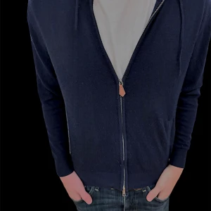 Kashmir hoodie - Marinblå 100% kashmir hoodie 9/10 skick använd 2 gånger. Den är från sayless Kashmir och är helt utsåld. Skriv vid minsta lilla fundering!