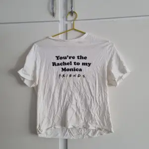En gullig T-shirt köpt från H&M för några år sedan men använt ungefär 2 gånger.  Strl XS men man kan ha den även fast man är S/M