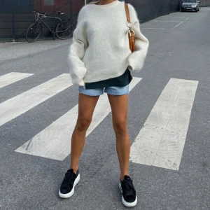 Arket tröja - Säljer denna tröja från arket. Köpt 2022 för ca 1000 kr. Knappt använd och i perfekt skick💕