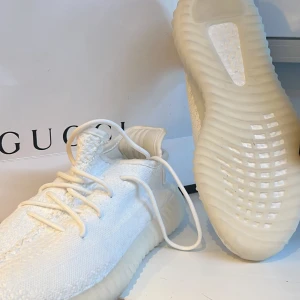 Yezzys - Helt nya yeezys aldrig använda bekväma sköna skor , storlek 42,5