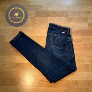 | Diesel Jeans | Skick 8/10 | Strl 30/32 | Pris 399 | Modellen på bilden är ca 185 | Hör av dig vid minsta fundering! 