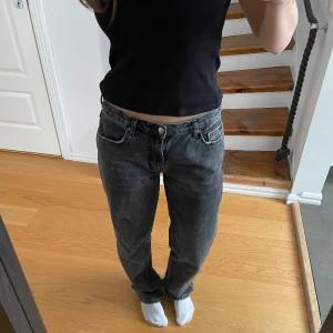 Straight jeans - Ett par straight jeans med låg midja, från Gina tricot i storlek 40. Byxorna är i en svart tvättad färg och har ett mycket bra skick!😁