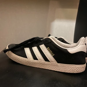 Adidas Gazell skor - Jätte coola addidas gazelle skor. Dem är svara svarta med vita detaljer. Dem är från 2020 men inte andhämtning dem på ett tag. Lite defekter. Ny pris 1200