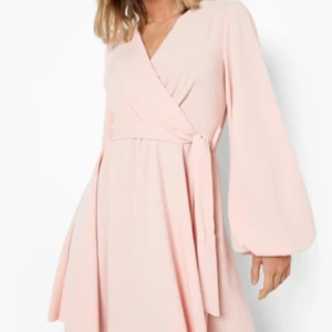 Sommarklänning  - Helt ny (med lapparna kvar), endast testad.   Säljer den billigare än ordinarie pris. Jag glömde att skicka tillbaka i tid, det är därför jag säljer den. 