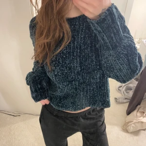 Blå kabelstickad tröja - Fin kabelstickad tröja från New yorker. Bra skick inga defekter. 