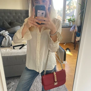 Valentino väska - Jättesnygg valentino väska som är lite sliten som jag visar på bilden. Skriv för mer bilder och om du är intresserad!❤️