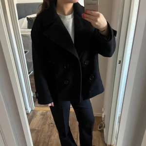 Svart kappa - Svart kappa från design by si 🖤OBS! Tyget inne i jackan har gått sönder men enkelt att fixa om man vill! Annars är den i superfint skick!