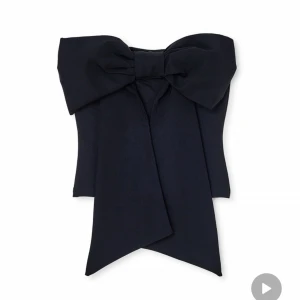 Snygg festtopp helt ny!! - Helt ny topp med rosett! Superfin! Passar storlek Xs/Small och medium