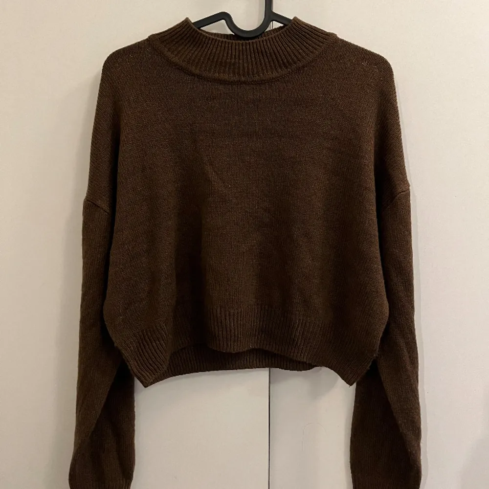 En brun croppad stickad tröja. Aldrig använt så lika bra att sälja. Den är mjuk och jätteskön i materialet . Tröjor & Koftor.
